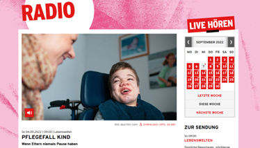 Bild der Webseite vom Radiobeitrag. Zu sehen ist ein Junge mit schwerer mehrfachen Behinderung.